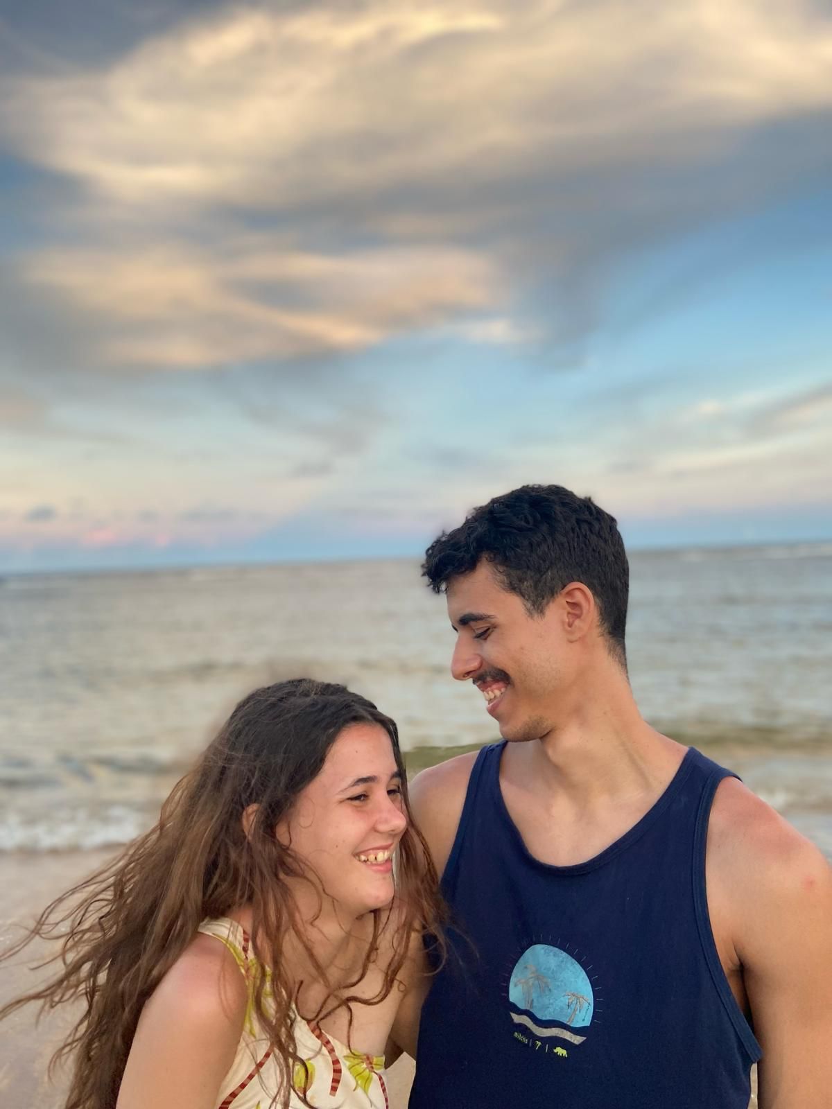 Guilherme e Ester na praia ao pôr do sol